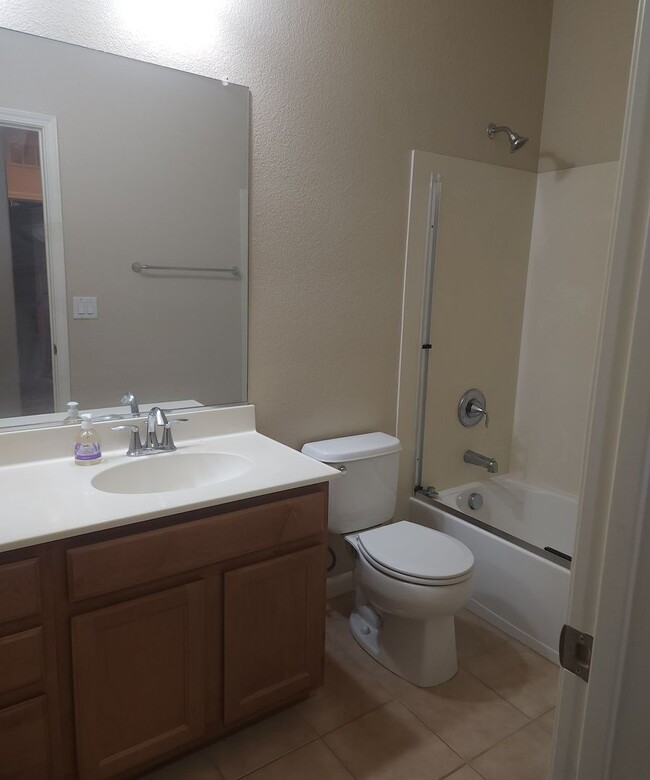 Building Photo - Beautiful townhouse in South Reno
