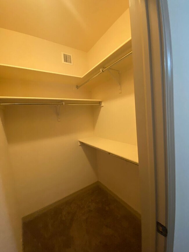 Building Photo - Beautiful 4 Bedroom, 3 Bathroom Home! Avai...