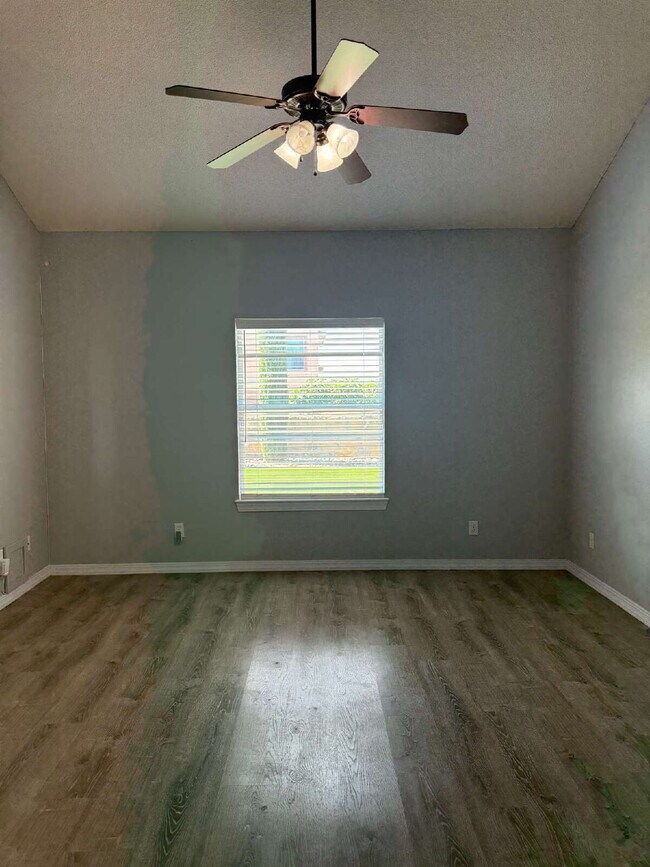 Building Photo - "Charming 3-Bedroom Retreat with 2 Full Ba...