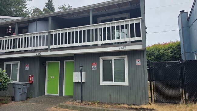 Building Photo - Open Concept Townhome with Balcony