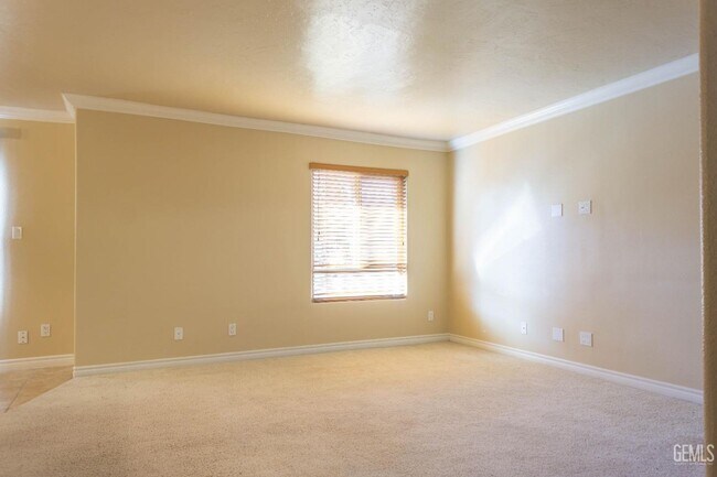 Building Photo - Condo, Clean and Private!