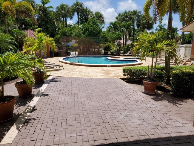 Building Photo - 300 Uno Lago Dr
