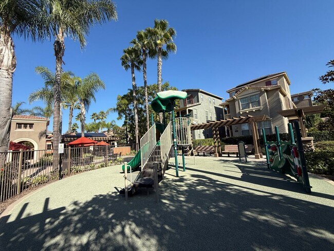 Building Photo - Tri-level 3-bedroom 3-bathroom townhouse located in Chula Vista, CA