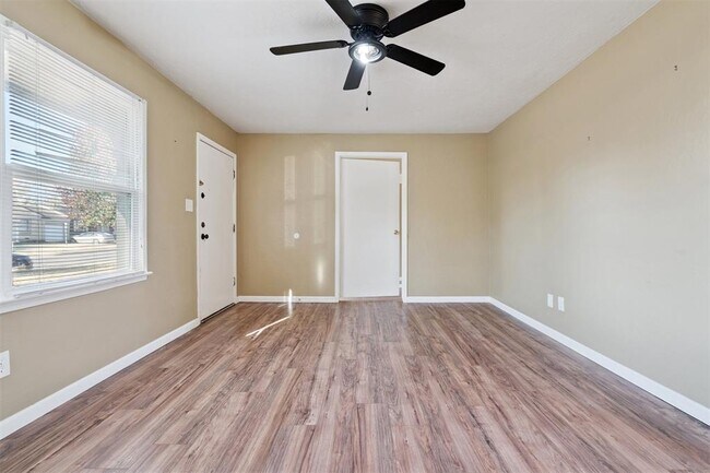 Building Photo - 317 E Key Blvd