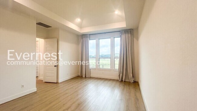 Building Photo - Charming Rental with Pool & 2-Car Garage  / Fenced-Yard / Off-street Parking / Available now!