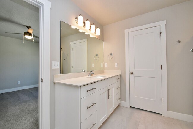 Building Photo - 3 Bedroom 2.5 Bath Townhome in West Haven!!