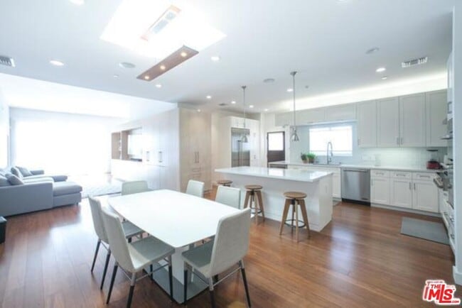 Building Photo - 248 S La Peer Dr