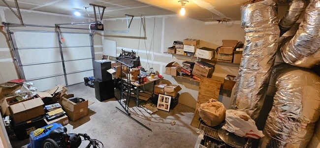 Building Photo - Townhome with 3 bedrooms and garage!  New paint and flooring!