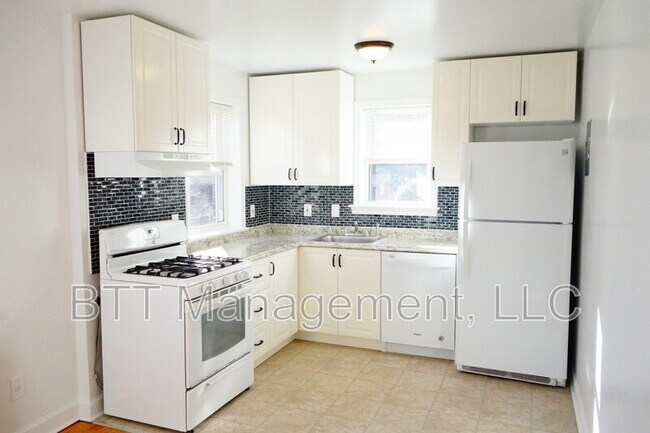 Building Photo - 907 Hudson Ave
