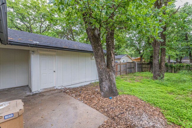 Building Photo - Remodeled 2BR Home w/ Fenced Yard – Only $1395