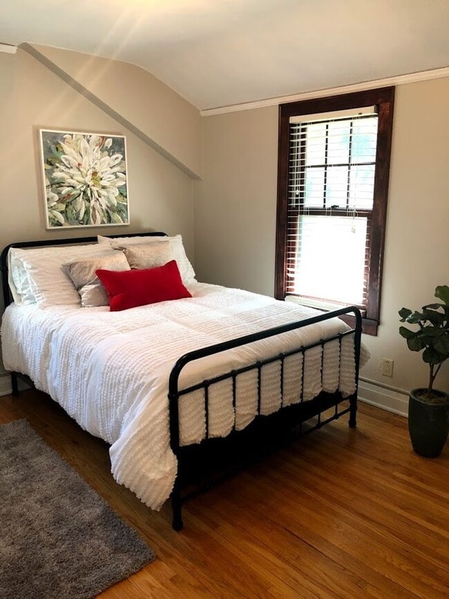 Building Photo - Charming Tudor 3 Blocks From Mayo