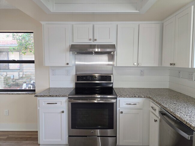 Building Photo - 1717 Needles Ln E