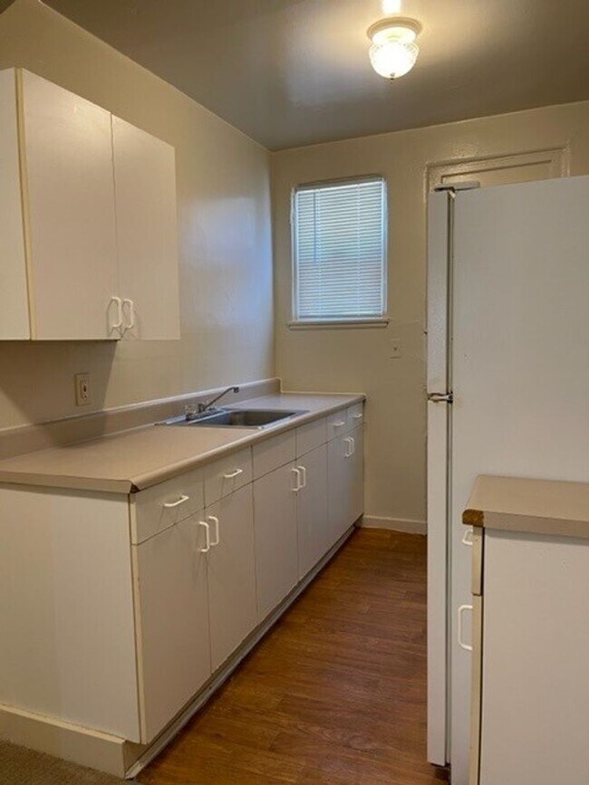 Building Photo - Quaint Studio, Freshly Painted, in Central Berkeley