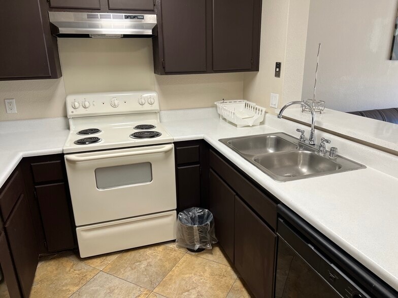 Building Photo - 8889 Caminito Plz