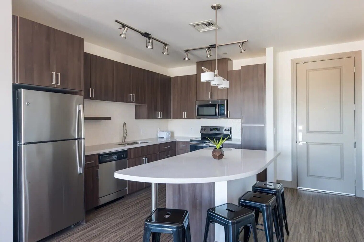 Building Photo - 555 N College Ave