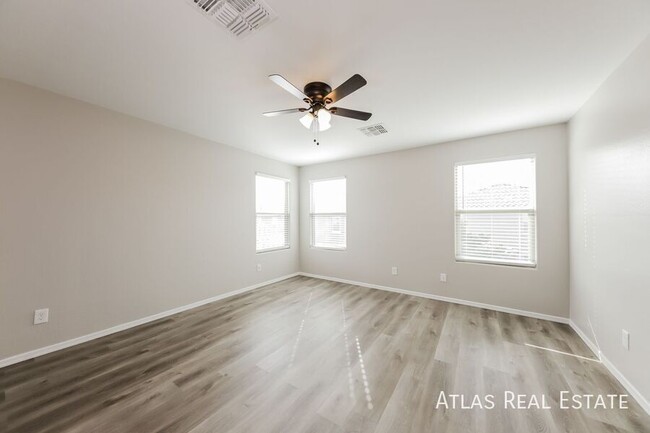 Building Photo - 4 WEEKS FREE RENT IF MOVED IN BY 11/30! De...