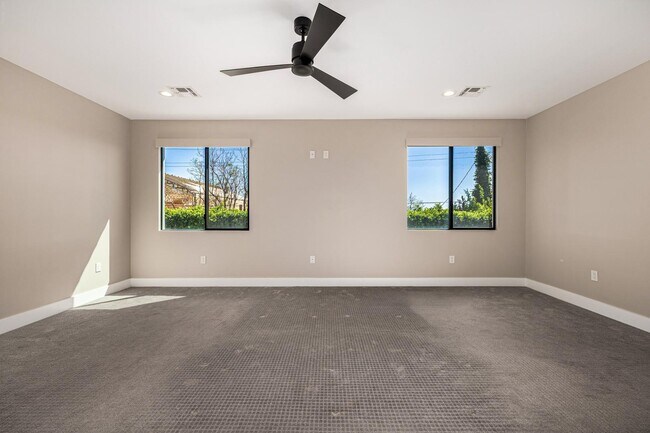 Building Photo - 3821 E Devonshire Ave