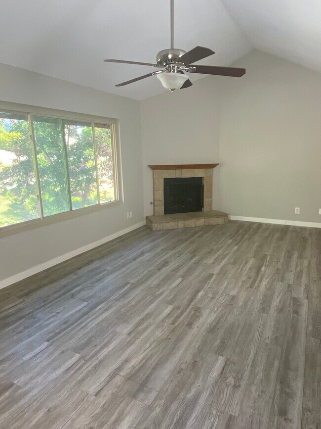 Building Photo - 355 Windy Ln