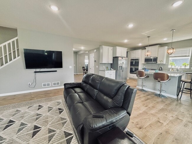 Building Photo - Stunning 5bed/3 1/2 bath Home in Shakopee!