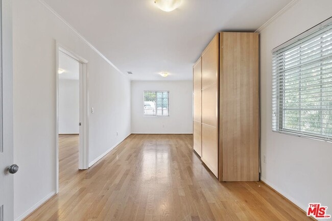 Building Photo - 2026 Glendon Ave