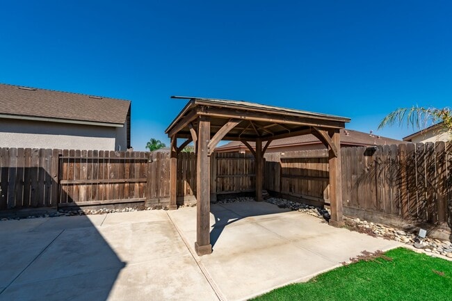 Building Photo - Modern, solar-ready, 3 bed / 2 bath House ...