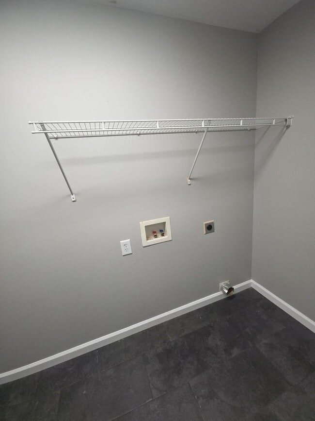 Building Photo - Bright 3 Bedroom Home with Basement, Backyard, and Garage