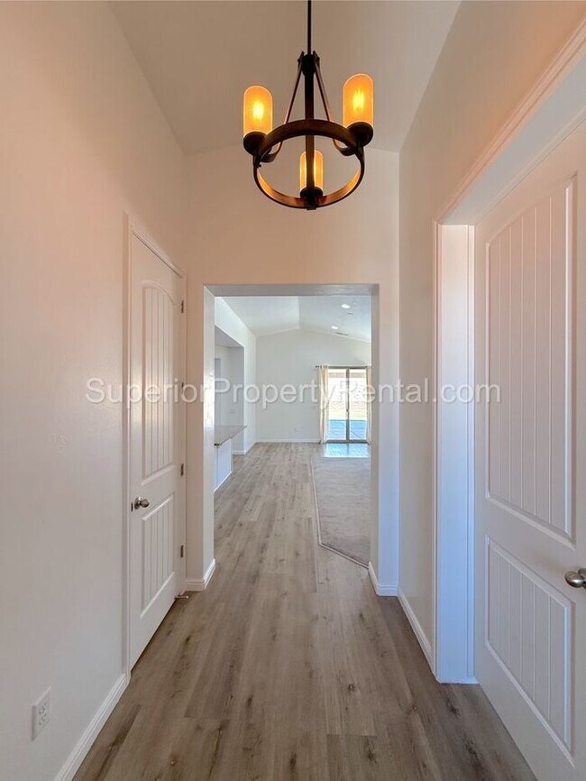 Building Photo - Darling 4 bed, 2 bath home w/2 car garage