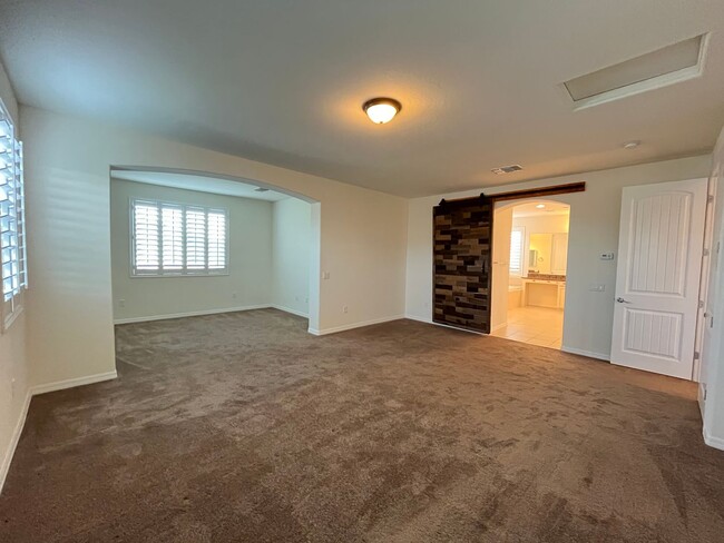 Building Photo - 4-bedroom, 4-bathroom home in the vibrant ...