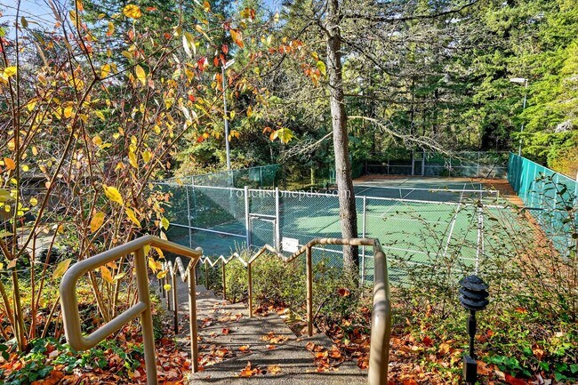 Building Photo - Updated 1BD/1BA Condo in Portland’s West Hills w/ Carport & Private Balcony