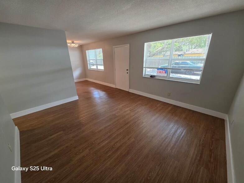Building Photo - 4732 SW 33rd Ave