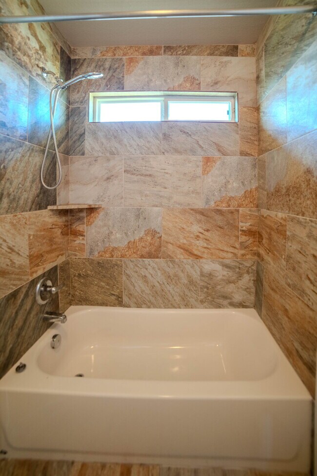 Building Photo - "Spacious 4-Bedroom Home with 3.5 Bath, Gr...
