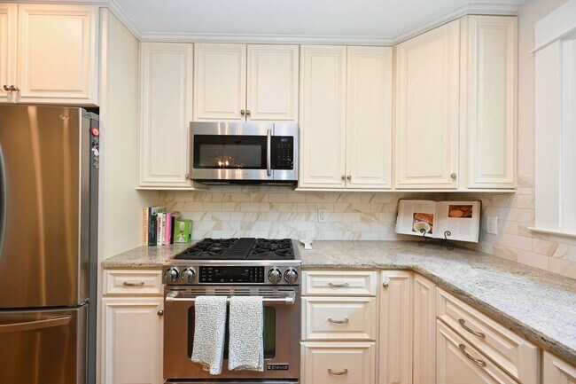 Building Photo - **RARE BRENTWOOD FIND, A MASTERCLASS IN ELEGANT SOUTHERN DESIGN**