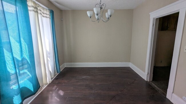 Building Photo - Discover this three-bedroom, one-bath home in Cleveland