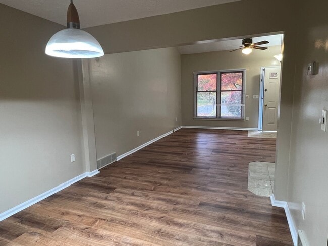 Building Photo - (2) bedroom Town-House w/ new Dining Room ...