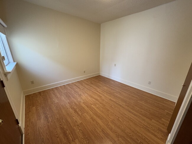 Building Photo - Downstairs 2 Bedroom Quadplex