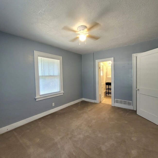 Building Photo - Large Updated House with Garage!