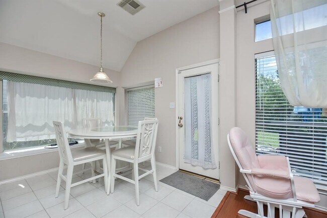 Building Photo - 3606 Chesapeake Ct