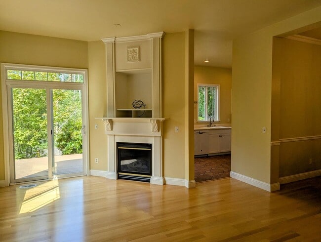 Building Photo - Modern 2-Bed, 2-Bath Condo in Klahanie – E...