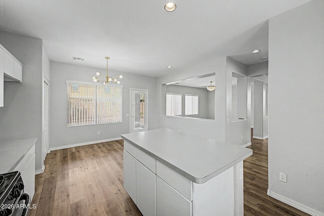 Building Photo - 9442 W Palm Ln