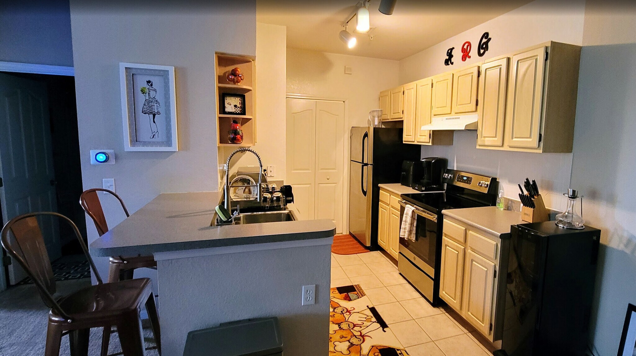 Galley kitchen with upgrade appliances - 2627 Maitland Crossing Way