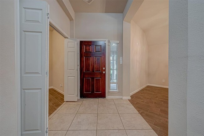 Primary Photo - 722 Silver Creek Cir