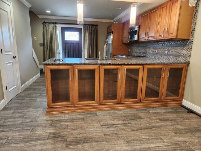 Building Photo - 1085 Holly Dr