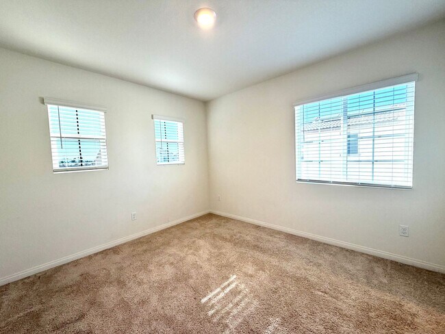 Building Photo - Solar Powered 4 Bedroom 3.5 Bath Sagewood Home with Private Casita & 3 Car Garage