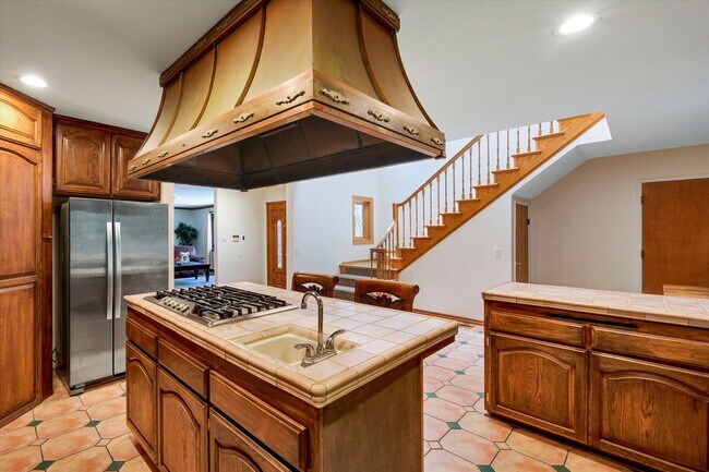 Building Photo - 5-Bedroom Home in Desirable Friendly Hills...