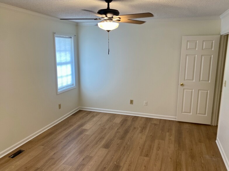 Master bedroom with ample space for any size bed. - 7005 Sand Wedge Cir