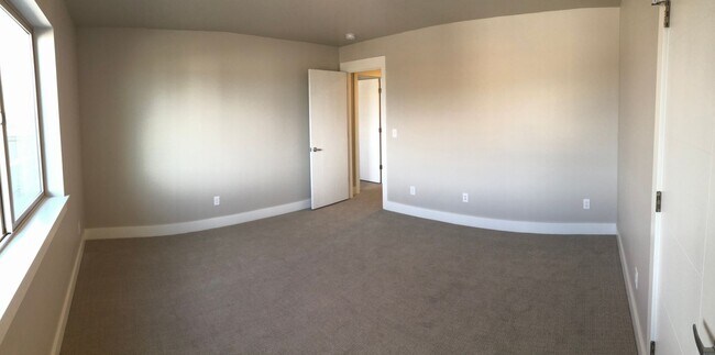 Building Photo - Modern Townhome, Centrally located.
