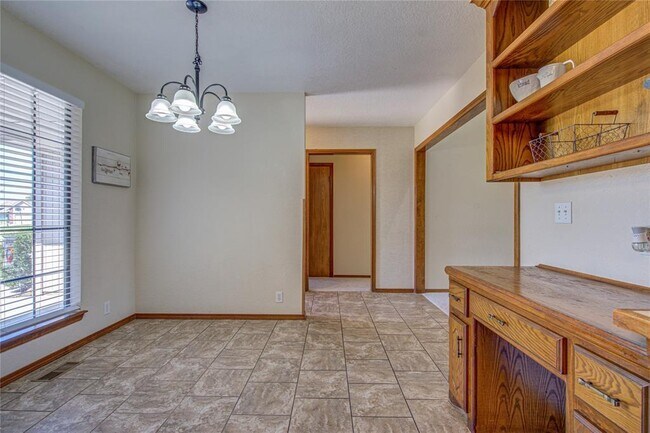 Building Photo - 2109 Shamrock Dr