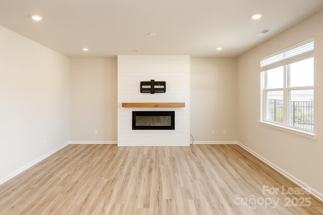 Building Photo - 6010 Walkers Run Dr