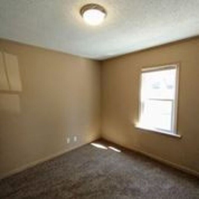 Building Photo - Cute 2 Bedroom Duplex in Kansas City!