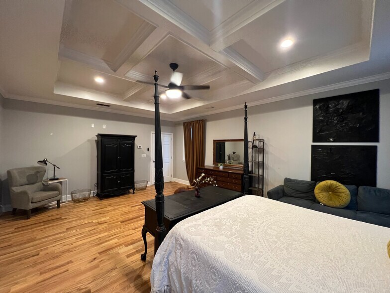 Building Photo - Room in House on Holland Ct